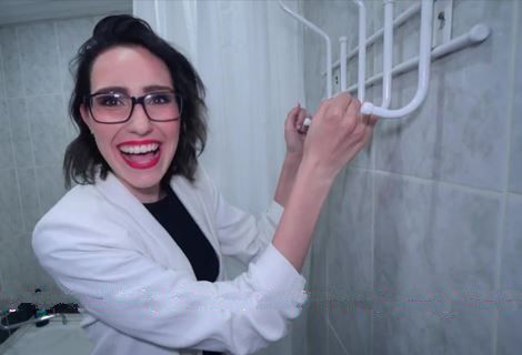 Сексуальная риэлторша сразу дала понять пацану, что не против интима за скидку на аренду