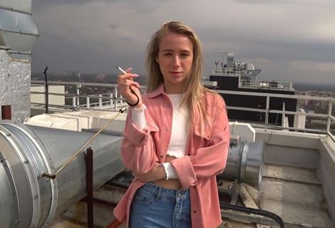 Уболтал свою знакомую подругу отсосать ему на крыше дома