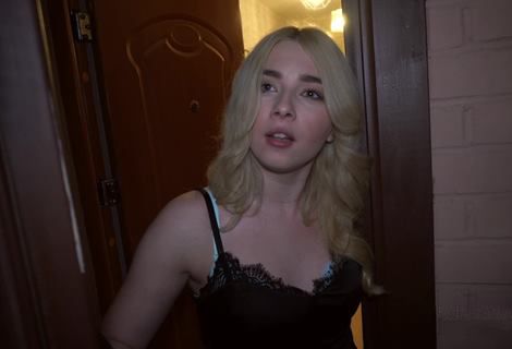 Коллектор пикапер из Питера выследил симпатичную блондинку и напросился к ней в гости