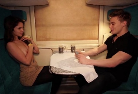 Проиграла карты в поезде незнакомцу и пришлось давать ебаться прямо в купе