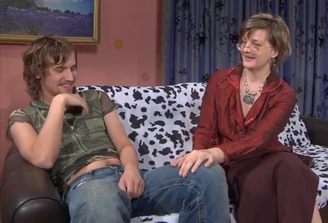 По просьбе лучшей подруги, спелая тёлочка отдалась молодому сынишке бабы во все дырки