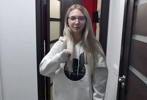 Хитрый сосед по площадке развел глупенькую русскую красотку на анальный секс и минет