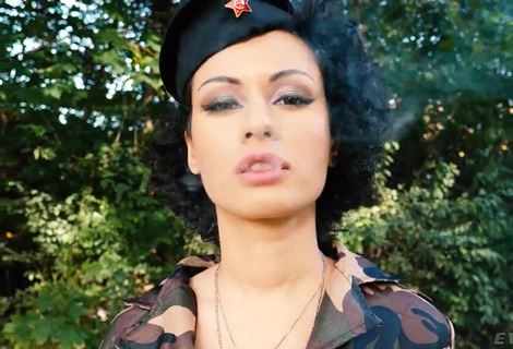 Американские солдаты взяли в плен российскую красотку, но, даже двойное проникновение, не развязало язык похотливой бабе